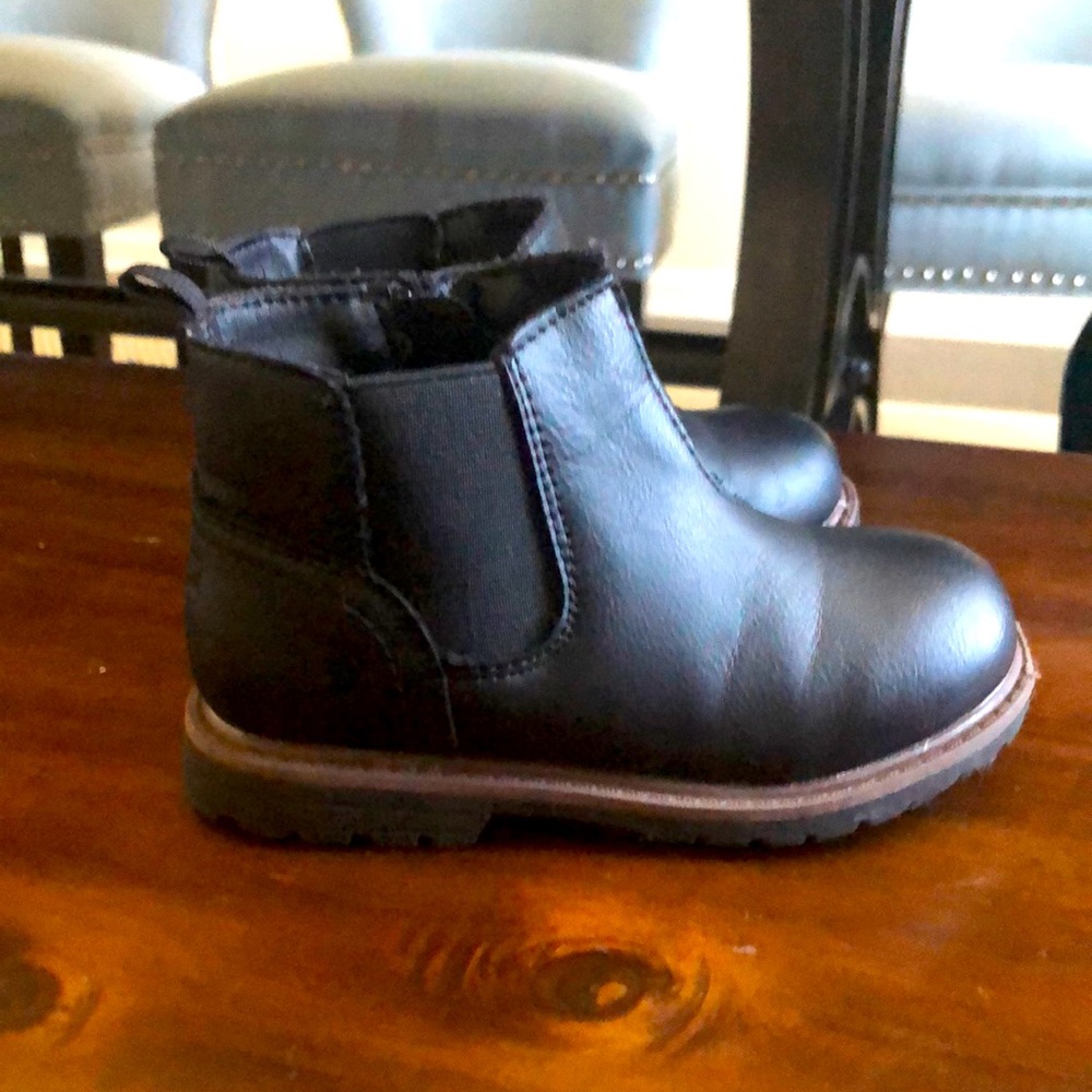 OshKosh Toddler Boy’s boots size 8